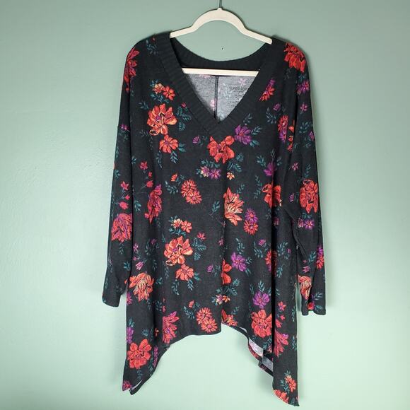 Torrid Womens Black Super Soft Plush Floral Printed V-Neck Shark Bite Top Size 2 - Picture 1 of 6
